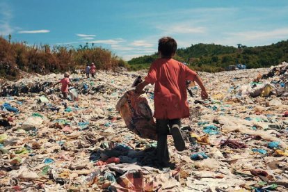 Aminodin és un nen filipí que viu en un abocador.