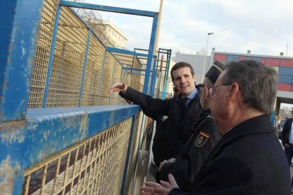 El president del PP, Pablo Casado, va visitar ahir la frontera del Tarajal que separa Ceuta del Marroc.