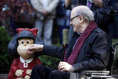 Imatge d’arxiu de Quino acariciant una figura del seu personatge Mafalda.