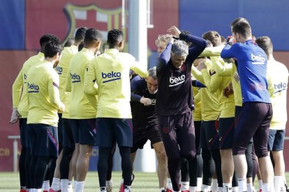 El cos tècnic blaugrana va rebre durant l’entrenament d’ahir un passadís de clatellots dels jugadors, encara que es desconeix el motiu de la broma.