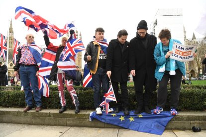 Britànics favorables al Brexit mostraven ahir alegria als carrers de Londres.