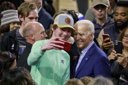 Biden es fa una selfie amb un seguidor durant un míting.