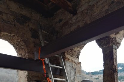 Un operari treballa a l’església de Sant Climent de Taüll.