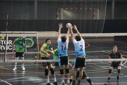 Una acció del partit d’ahir al pavelló Juanjo Garra.