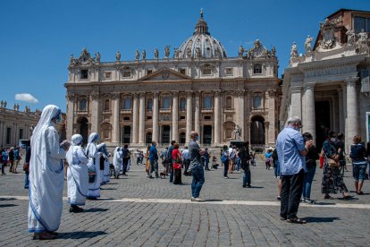 Els fidels van tornar a acudir a la plaça de Sant Pere de Roma.