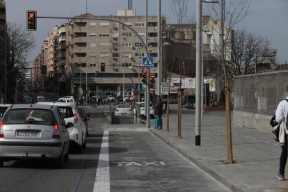 El semàfor per a taxis instal·lat al costat de la parada més pròxima al pont de Príncep de Viana.