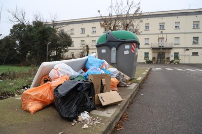 Imatge dels abocaments al costat del contenidor de vidre a prop de la presó a Ciutat Jardí.