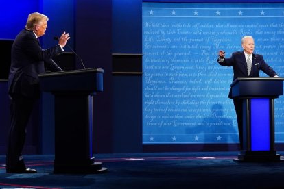 El president Donald Trump i el demòcrata Joe Biden, durant el seu primer cara a cara, a Cleveland.