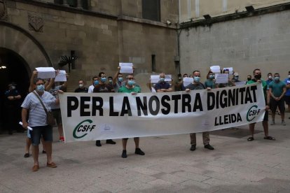 Una treintena de urbanos protestaron ayer ante la Paeria.