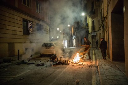 Barricada en llamas en una calle de Barcelona, el viernes.