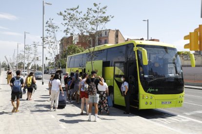 Passatgers al pujar a l’autocar ahir a la tarda a Lleida després del segon sabotatge al tren.