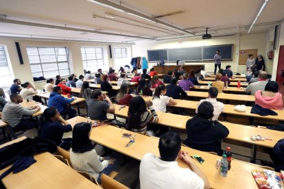 Una de las aulas universitarias donde ayer se hicieron las pruebas del MIR. 