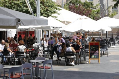 Imatge d'arxiu de diverses terrasses a la plaça Ricard Viñes de Lleida.