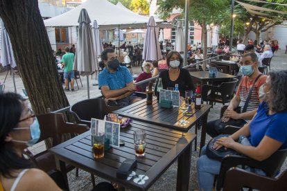 Fotografía tomada ayer de varias terrazas en la plaza Ricard Viñes de Lleida.