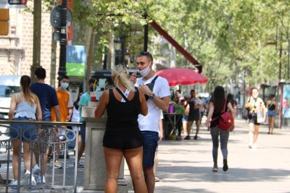 Insòlita imatge de la Rambla de Barcelona el primer dia d’agost, amb pocs vianants.