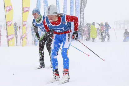 La nevada va endurir encara més el recorregut. A la dreta, l’aranès Pablo Moreno, que va aconseguir el segon lloc a la categoria U14.