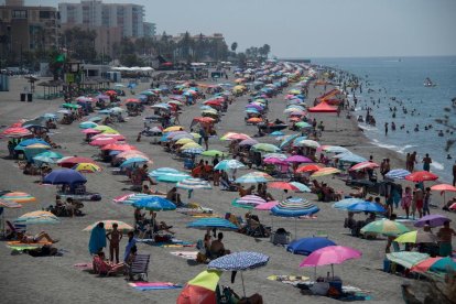 El coronavirus no impidió que la playa de la localidad granadina de Salobreña tuviera ayer este aspecto.