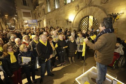 Pels presos i exiliats - Com cada dilluns des de fa més d’un any, el grup de Cantaires de Ponent es va congregar ahir a les vuit de la tarda a la plaça de la Paeria de Lleida per denunciar la presó provisional dels líders independentistes acu ...