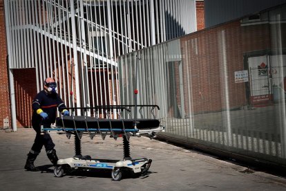 Membres de DYA Navarra desinfecten EPIs, lliteres i ambulàncies d'Urgències del Complex Hospitalari de Navarra.