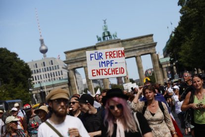 Manifestantes contra las restricciones por el coronavirus, ayer, en Berlín.