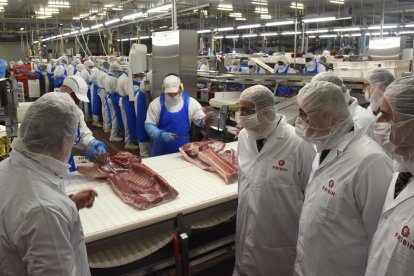 Imagen de la visita del presidente de Aragón a las instalaciones del matadero de vacuno Fribin.