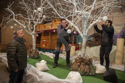 Preparativos de la cabalgata de Reyes, a cargo del grupo de teatro BAT.