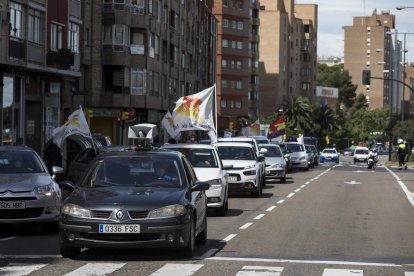 Una marxa de mig centenar de vehicles per Saragossa, una de l’escasses manifestacions del dia.