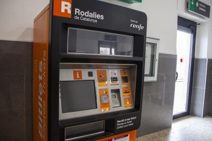 La nueva máquina que sustituye el personal en Tàrrega (izquierda) y la aplicación de venta de billetes de tren en una oficina de Correos de Lleida (derecha).