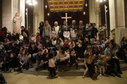 Les protagonistes de l’acte posant davant de la Mare de Déu del Blau.