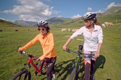 Judit Mascó en bicicleta junto a la actriz y cantante Elena Gadel. 