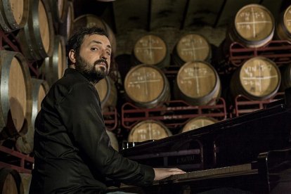 El pianista que compon entre bótes de vi