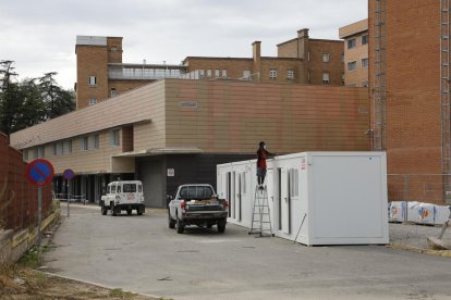 Els mòduls que substitueixen la carpa al costat d’Urgències de l’Arnau.