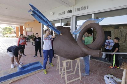 Al cuerpo de águila de la “bestia” ya solo le faltan dos cabezas y la cola de pavo real.