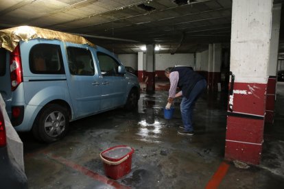 A la izquierda, el estado en que se encuentra el parking por las filtraciones de agua. A la derecha, el agujero de donde procede la fuga. 