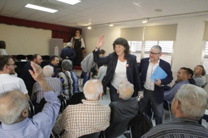 La consellera Teresa Jordà saludando a los asistentes de la jornada técnica.