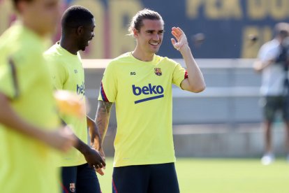 Dembélé i Griezmann fan broma durant l’entrenament del FC Barcelona.