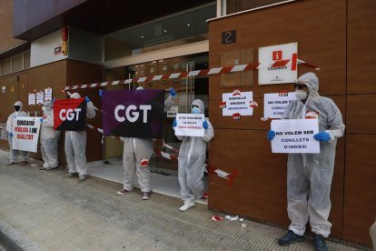 Membres de la CGT han precintat la seu del Departament d'Educació a Lleida  en forma de performance simbòlica.