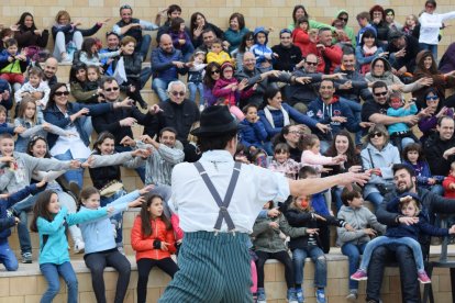 passar la gorra. El públic del Buuuf! s’acosta a Alcoletge amb les butxaques plenes de canvi per pagar als artistes. 