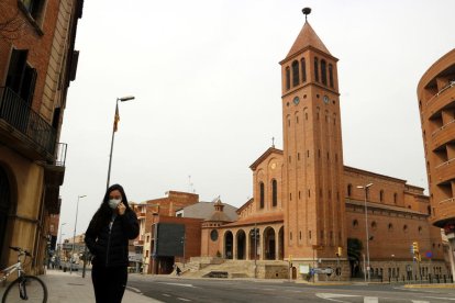 Una noia camina amb mascareta per Mollerussa.