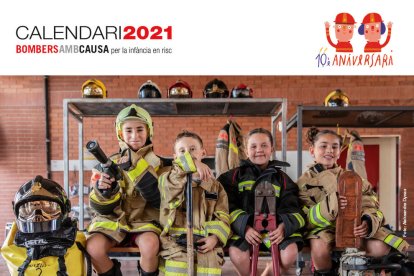 El calendari solidari Bombers amb Causa compleix 10 anys