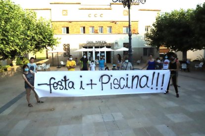 La concentración de ayer de vecinos de Sarroca de Lleida contra la decisión de no abrir las piscinas.