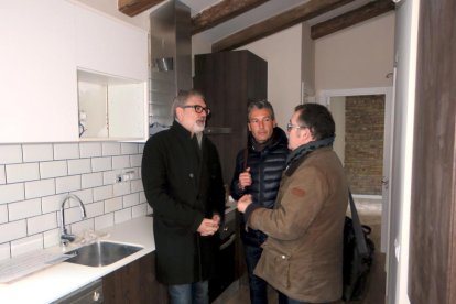 Un moment de la visita a un dels habitatges rehabilitats al Centre Històric.