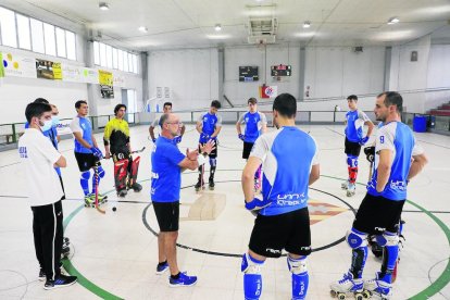 Albert Folguera da instrucciones a sus jugadores, ayer durante la primera sesión de trabajo en Bell-lloc.