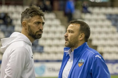 Jordi Esteve, a la derecha, conversa con el técnico Molo en un partido en el Camp d’Esports.