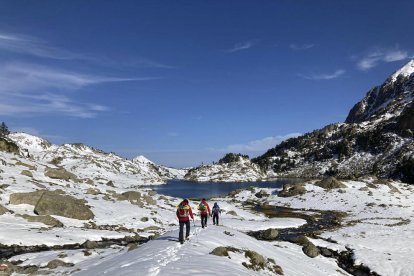 Los cuerpos fueron hallados al mediodía por agentes de montaña de los Mossos y GRAE de los Bomberos.