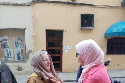 Una mujer en plena actividad ‘Pruébate el hijab’.