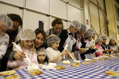 Decenas de niños y niñas elaboraron su propio roscón de reyes ayer en el Cucalòcum.