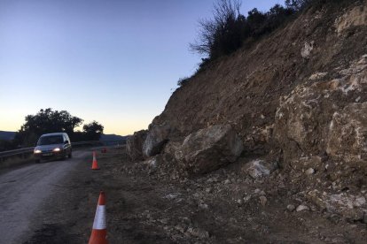 La carretera d’accés a Llimiana, parcialment afectada per despreniments recents.