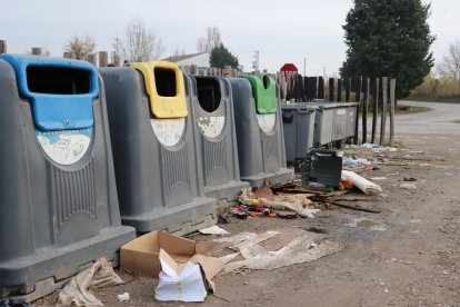 Residus fora dels contenidors, ahir a l’Horta.