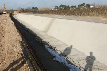 Reconstrucció de la banqueta del canal Auxiliar a Puigverd de Lleida després de revestir-la de formigó.